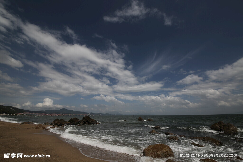 海边沙滩上的壮阔云景