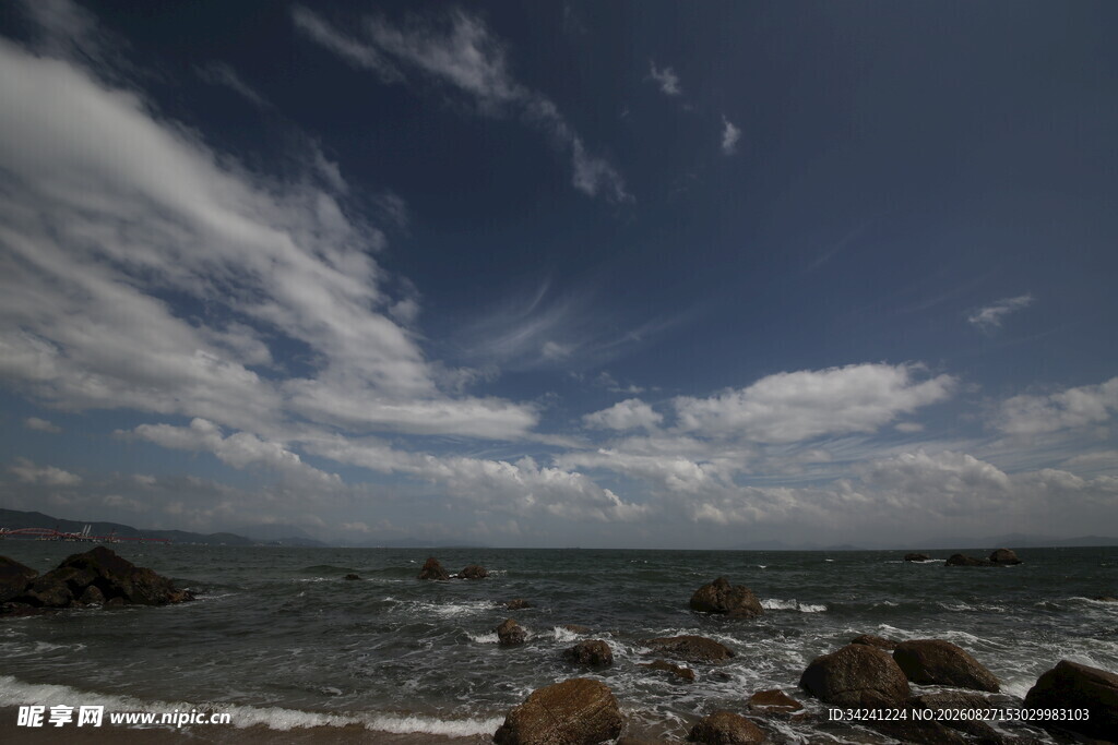 海边风光蓝天碧海与礁石