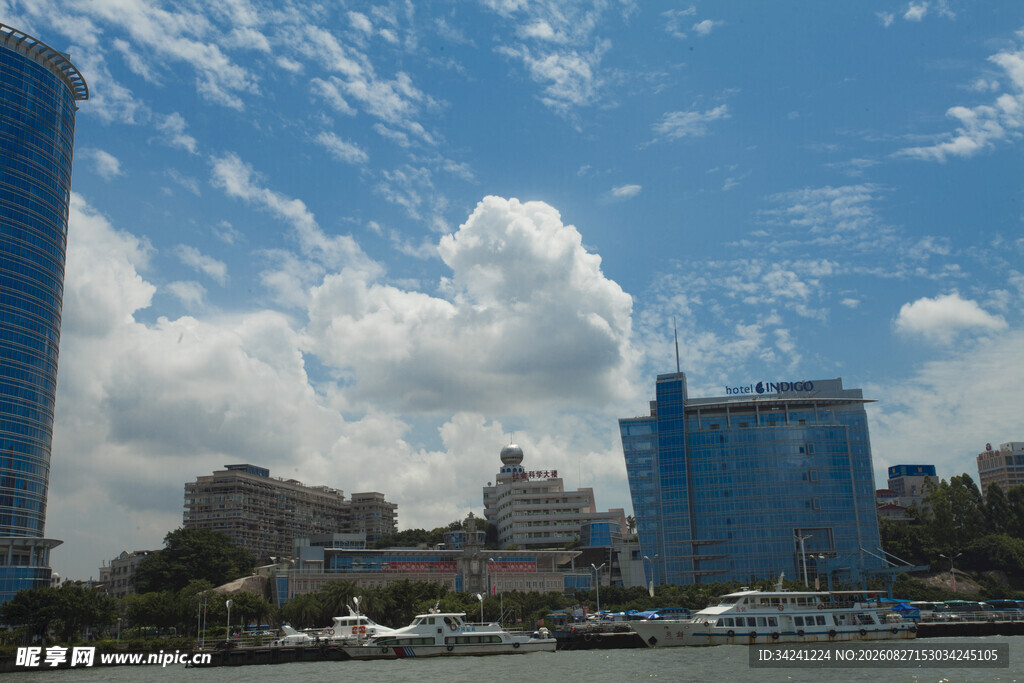 城市天际线与蓝天白云景观