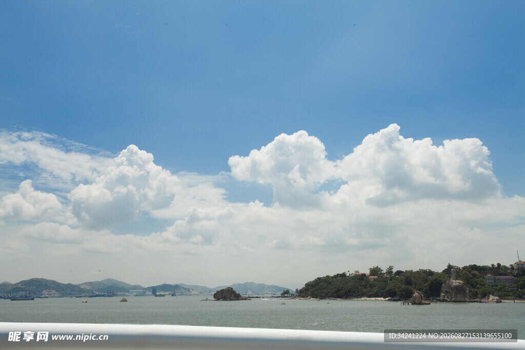 海上蓝天与白云的美景