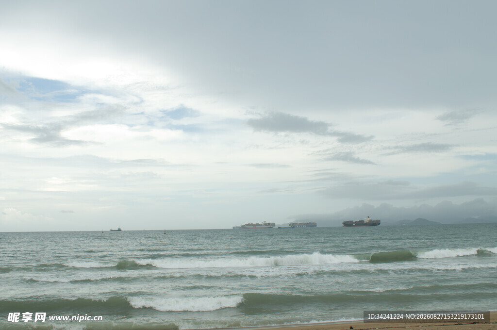 海边风景海浪与天际线