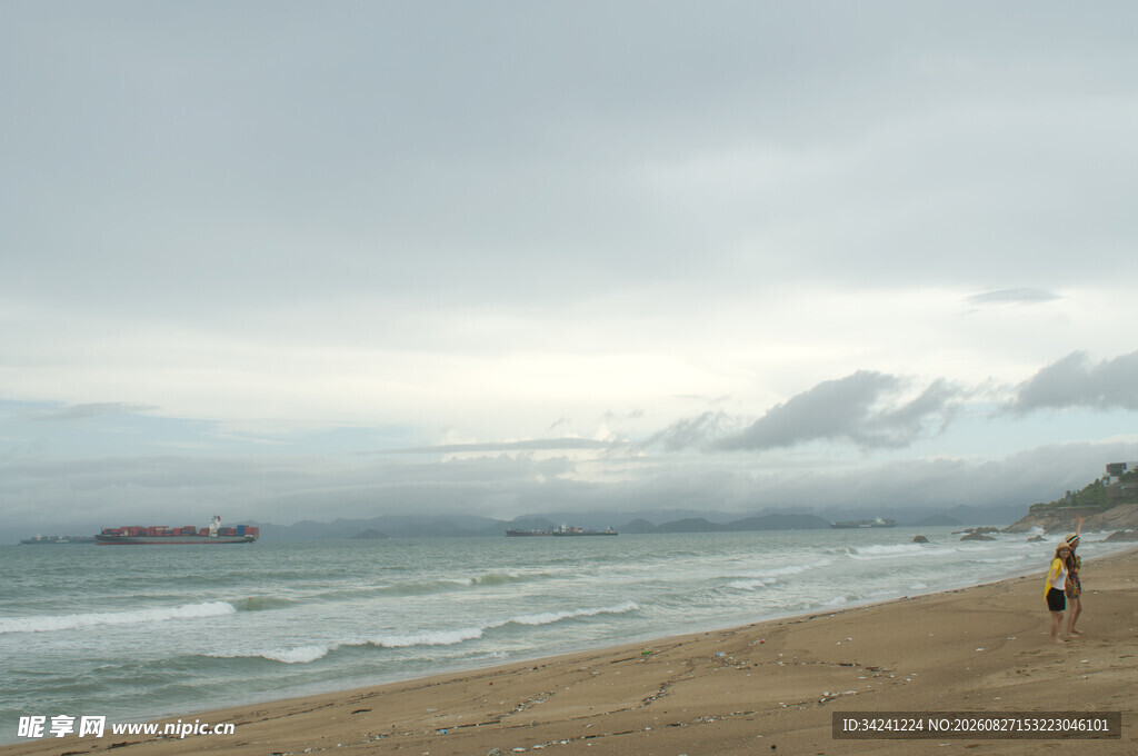 海边漫步的惬意风景