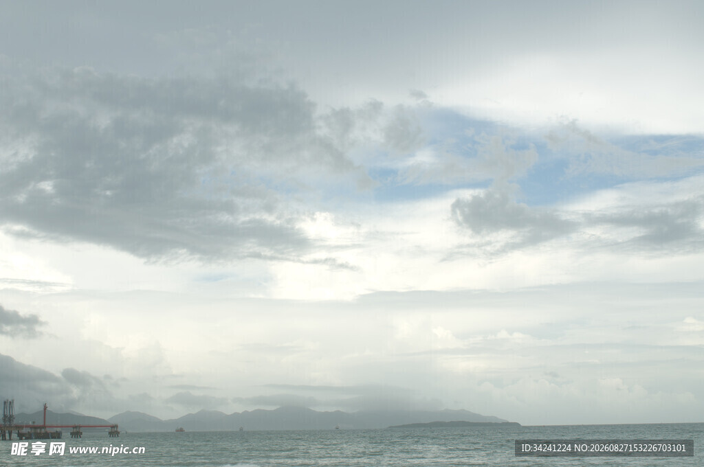 海上多云天空景象
