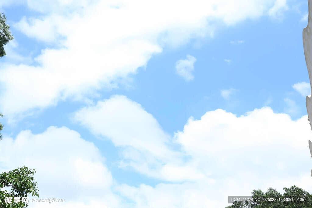 蓝天白云下的城市风景