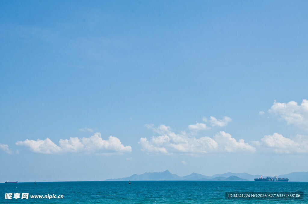 碧海蓝天中的远方岛屿