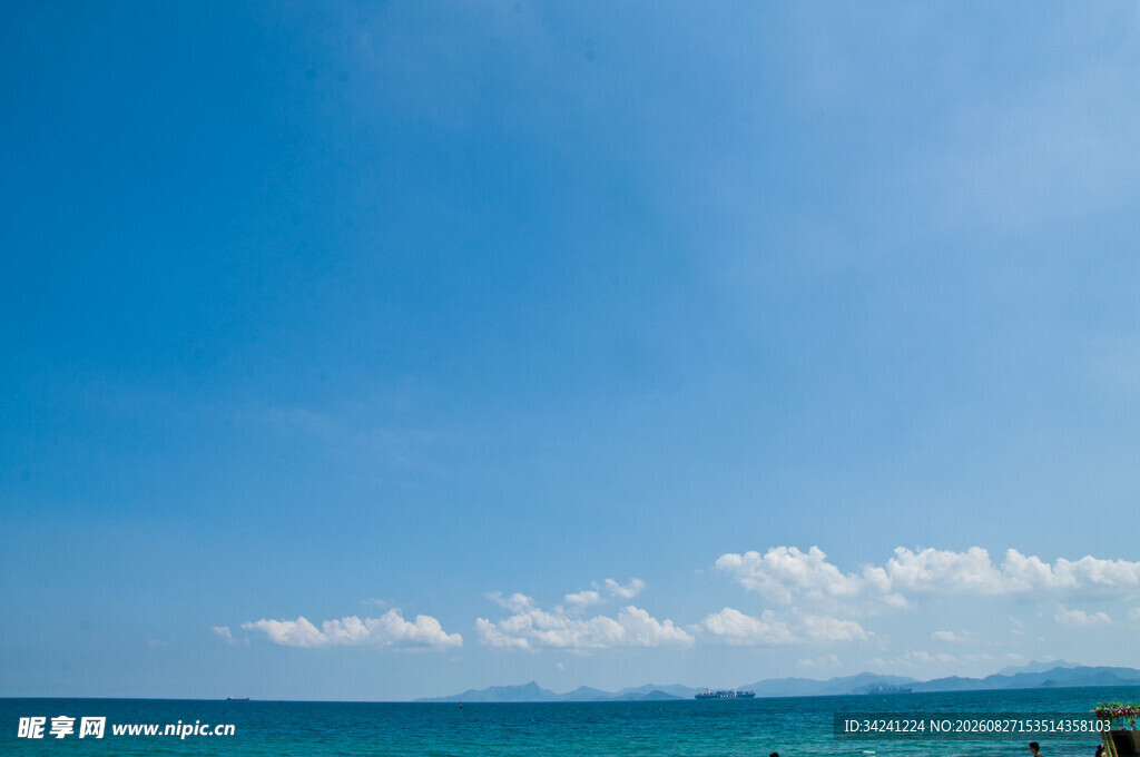 碧海蓝天的美丽海滨风光