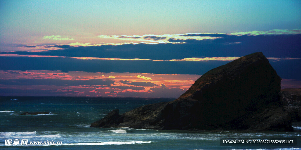 海边夕阳下的孤岩美景