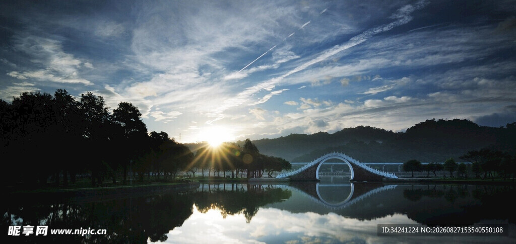 湖畔桥梁映夕阳美景