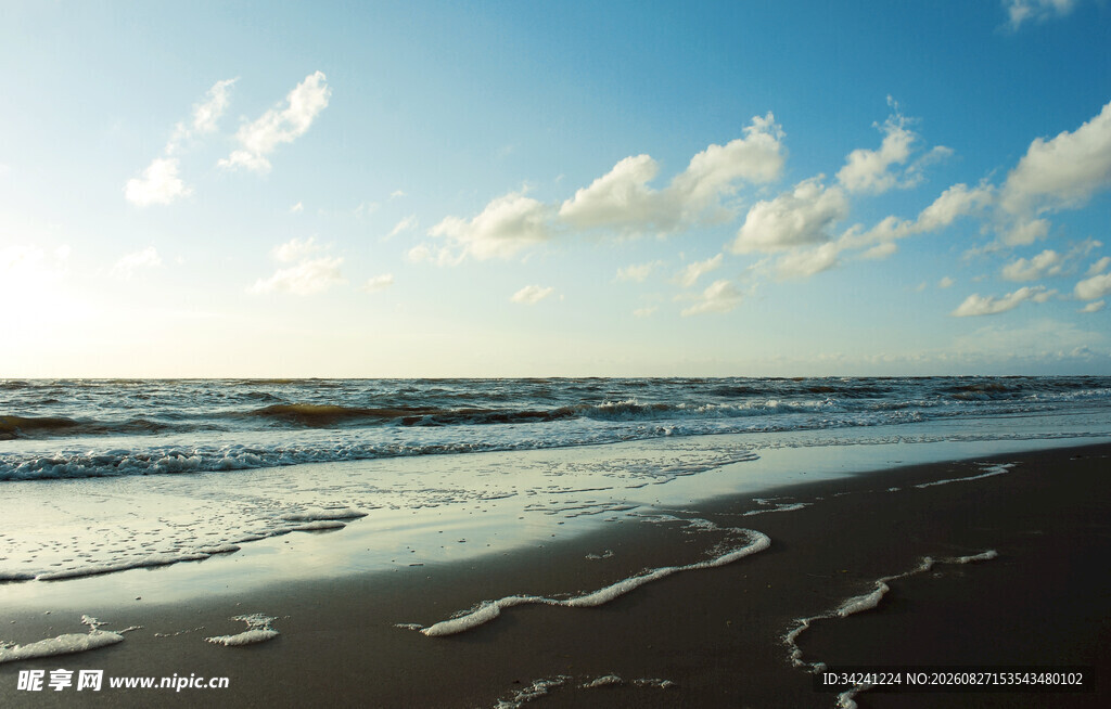 美丽海滨风光海浪与蓝天