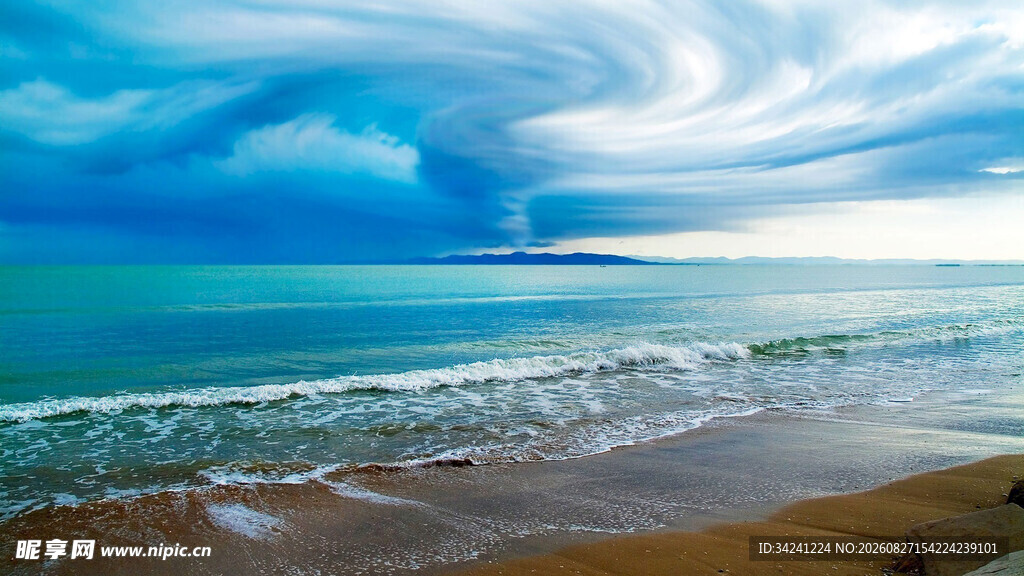 海边美景海浪与天空相映