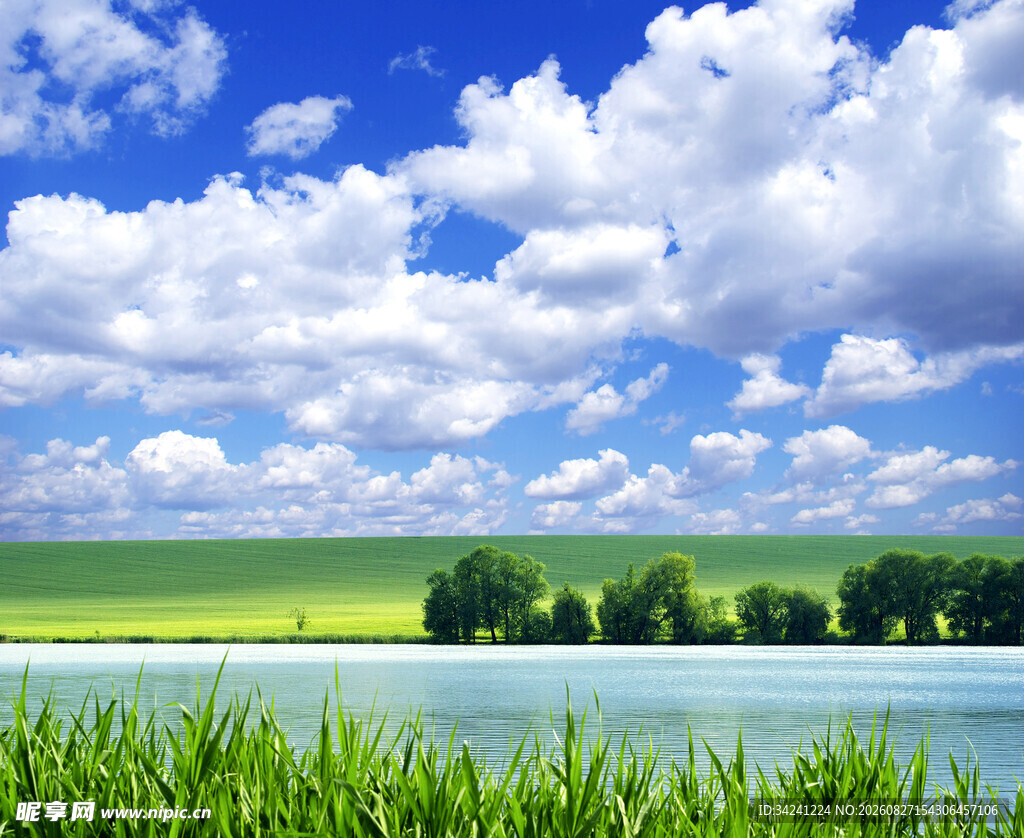 湖畔绿野蓝天美景
