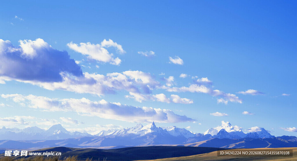 蓝天雪山美景