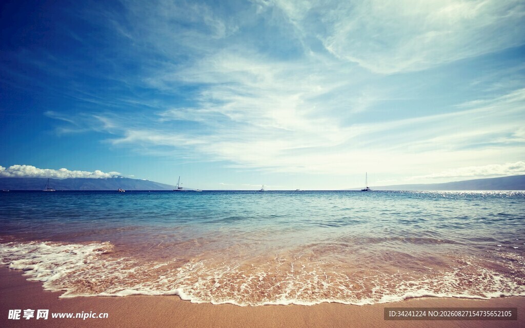 海边美景蔚蓝天空与海浪