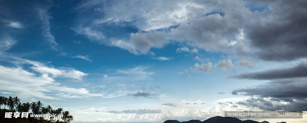 蓝天白云下的开阔景致