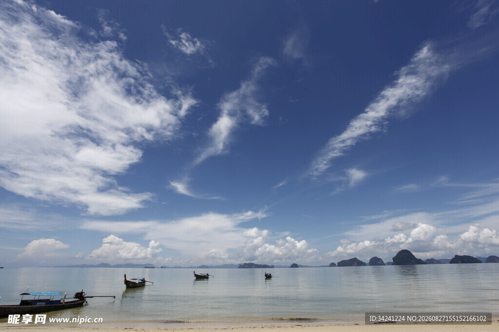 海边美景船只点缀蔚蓝天空