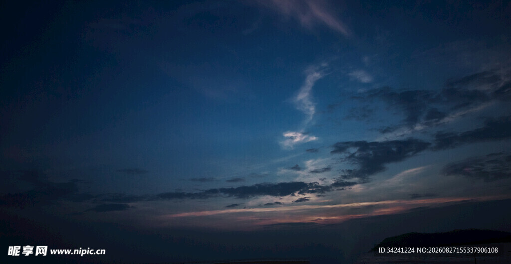 夜幕下的天空与云彩