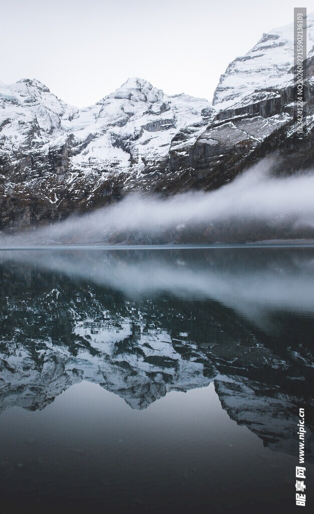 雪山下平静湖面倒影美景