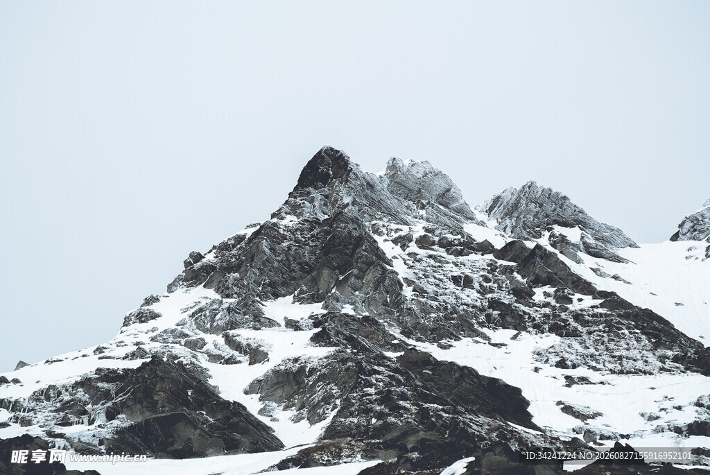 巍峨雪山壮丽景致
