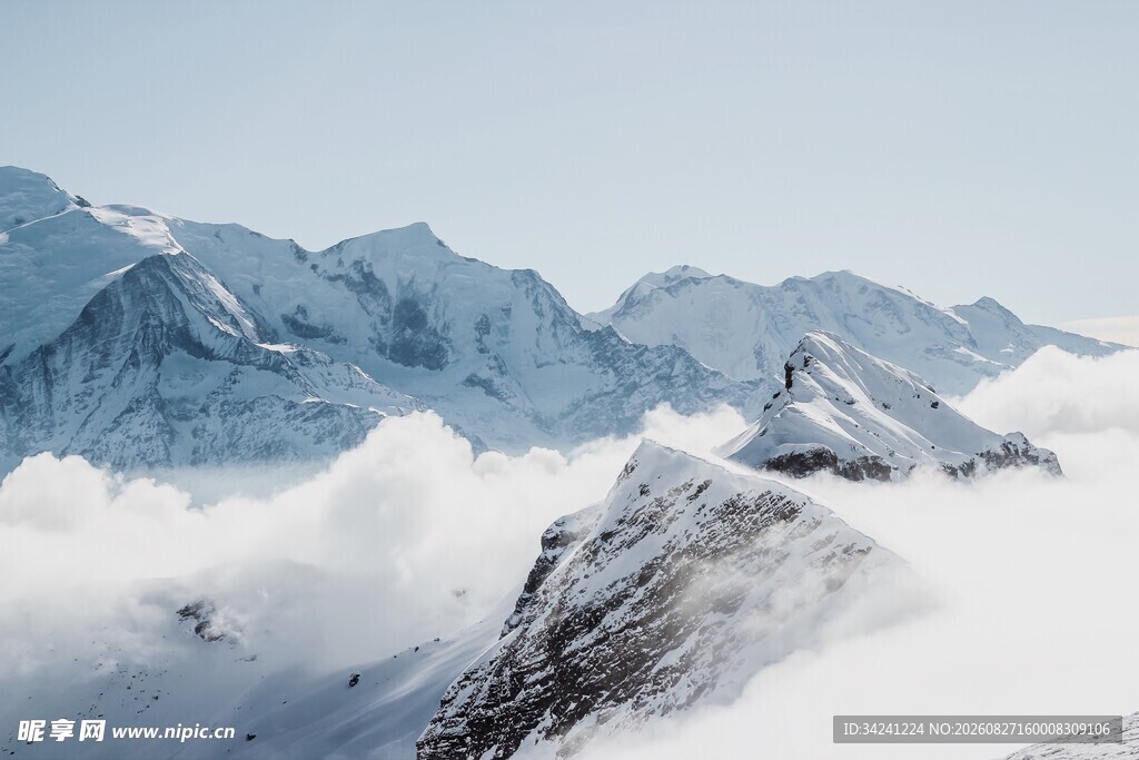 雪山云海壮丽景观