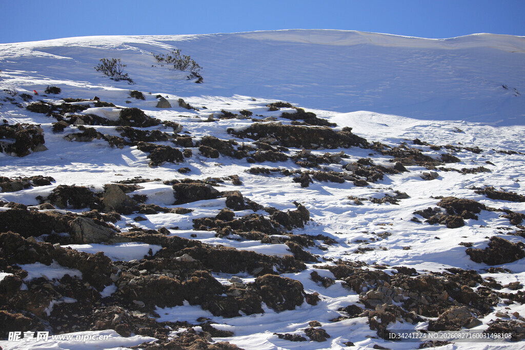 雪山景致岩石覆雪
