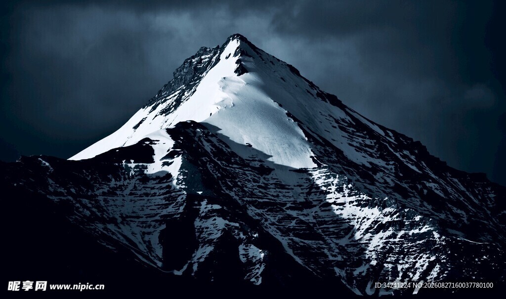 巍峨雪山尽显自然壮美