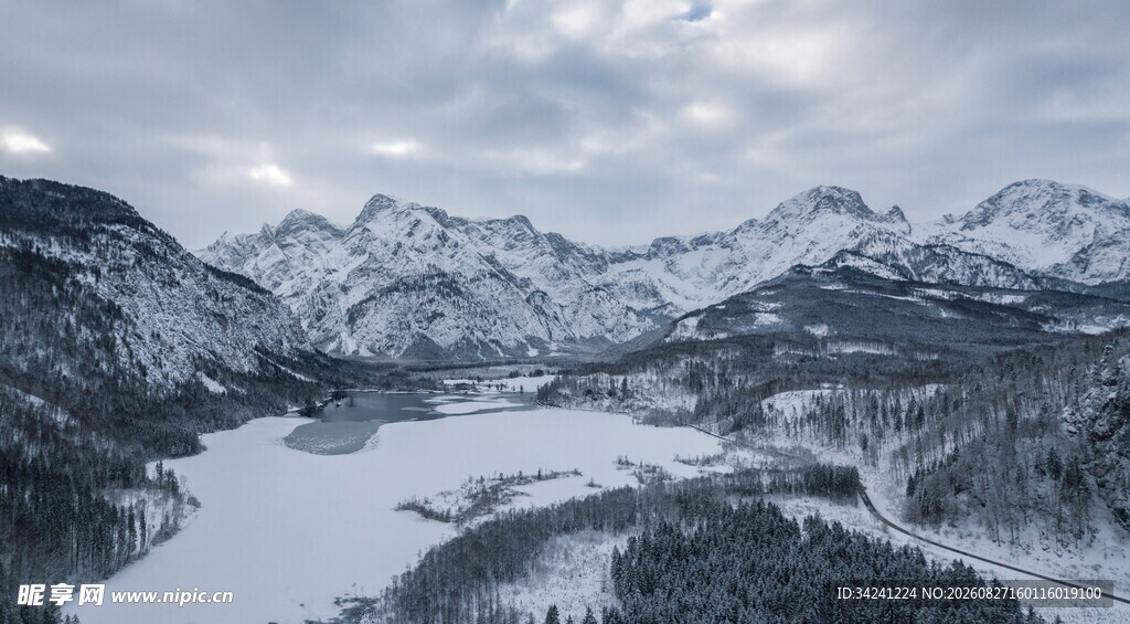 冬日雪山湖泊壮丽美景