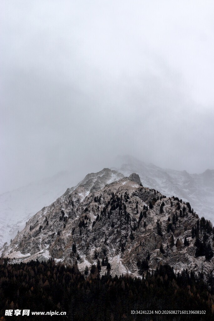 云雾缭绕的巍峨雪山