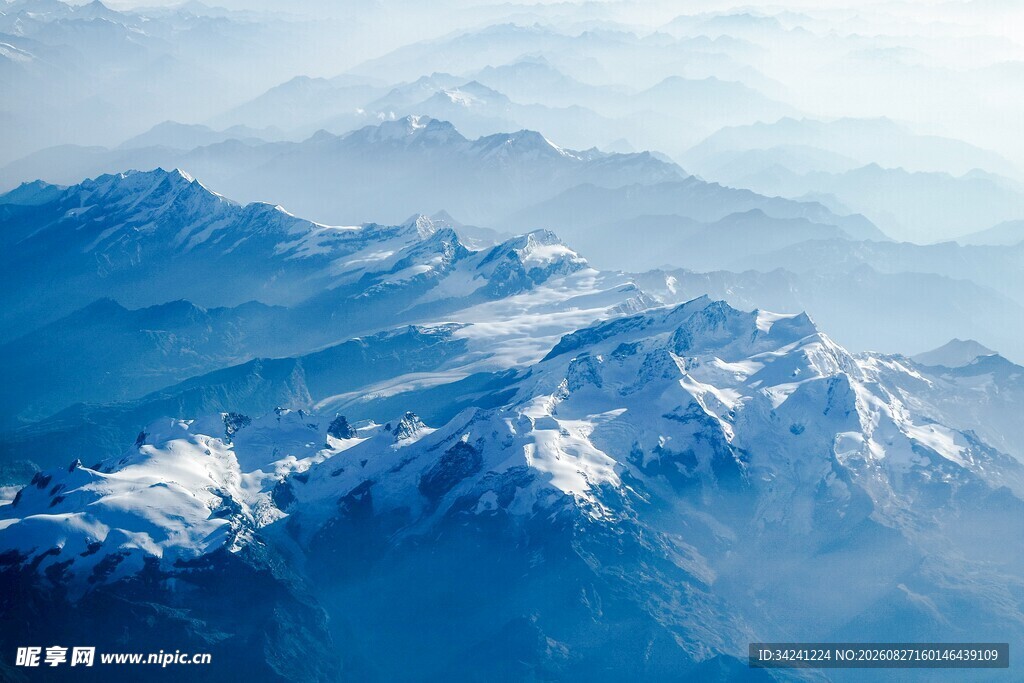 壮丽雪山空中俯瞰美景