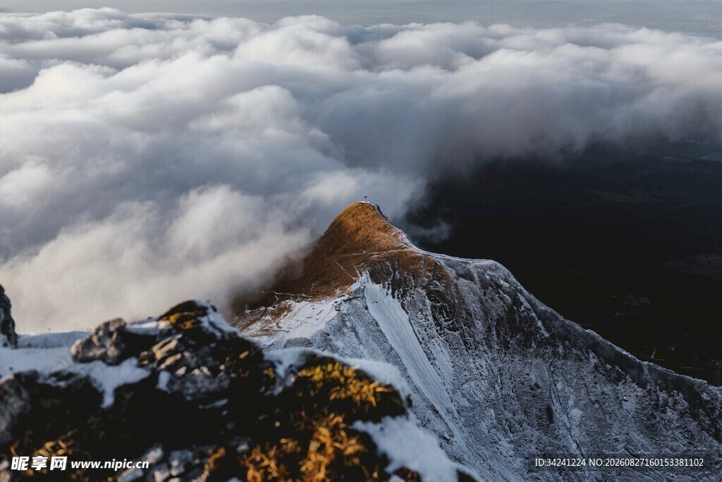 雪山之巅云雾缭绕美景