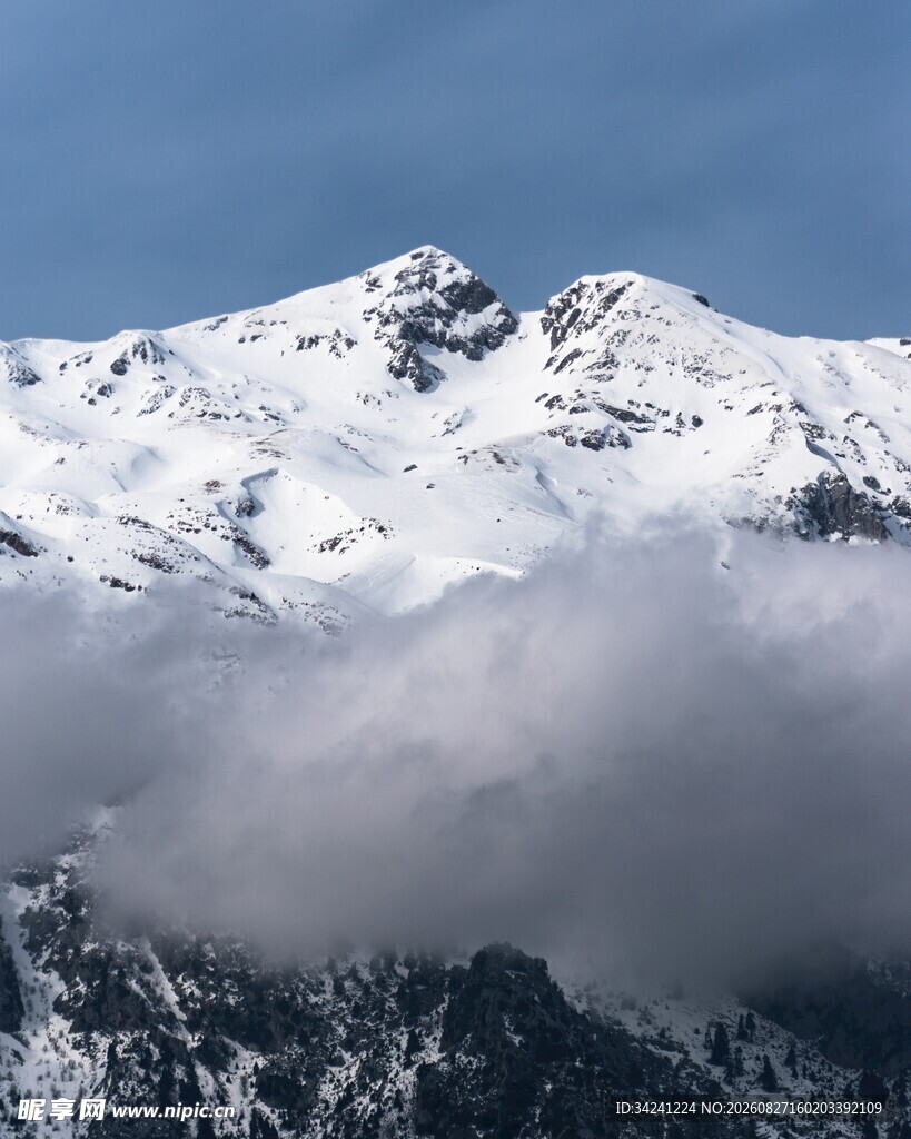 雪山云海壮丽景观
