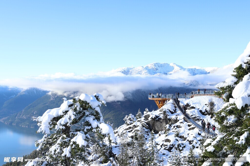雪覆山林间的壮美山景