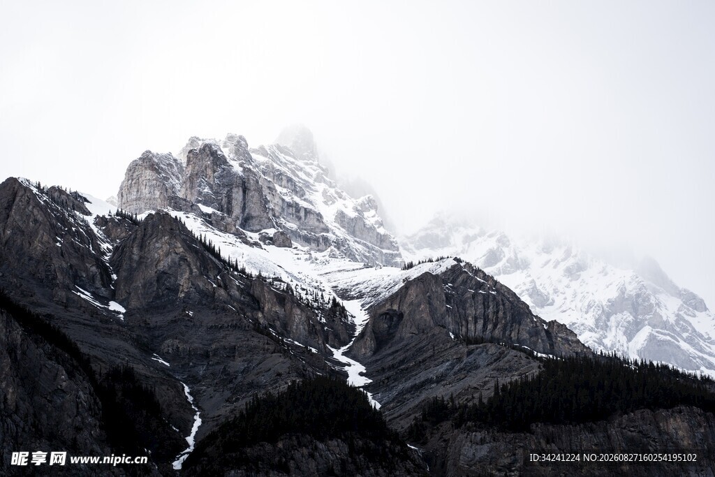巍峨雪山壮丽景致