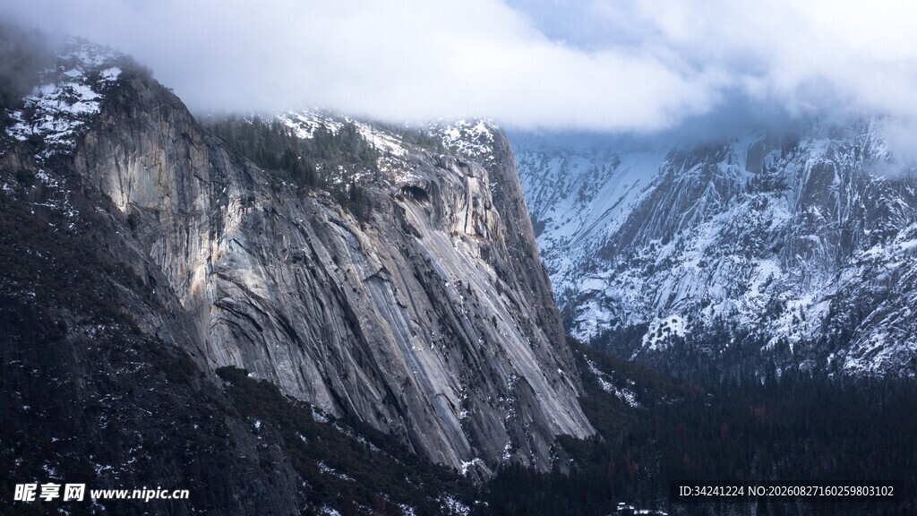 巍峨雪山峭壁壮丽景观