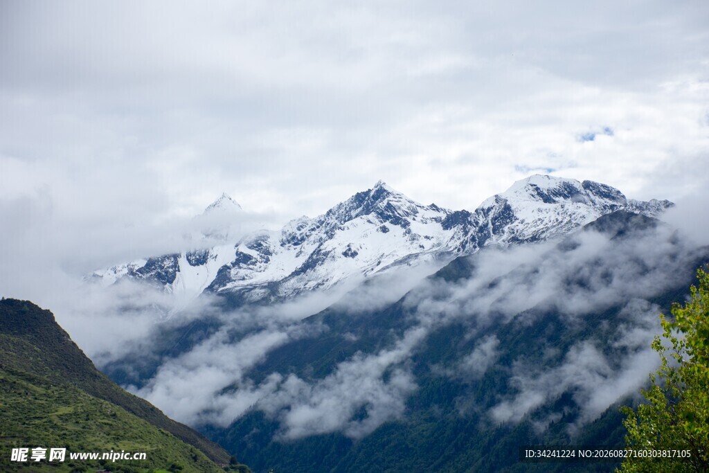 巍峨雪山云雾缭绕之景