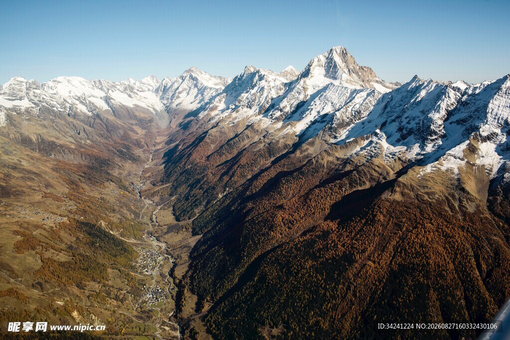 壮丽雪山山谷风景图