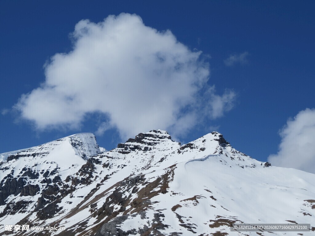 雪山蓝天壮丽美景