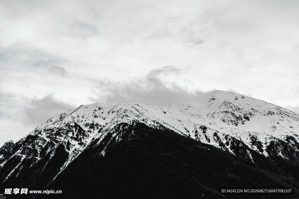 雪山云雾景观