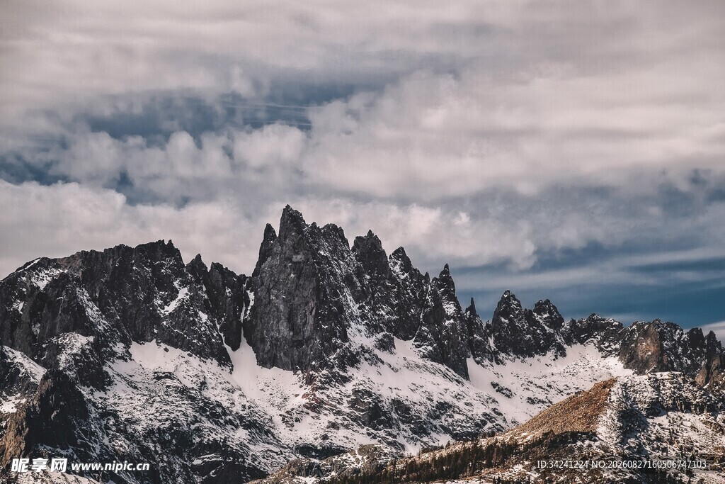壮丽雪山景观