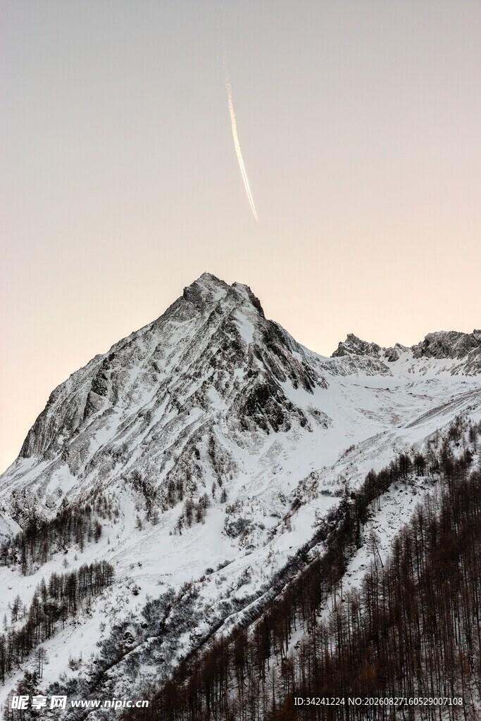 雪山天际线流星划过瞬间