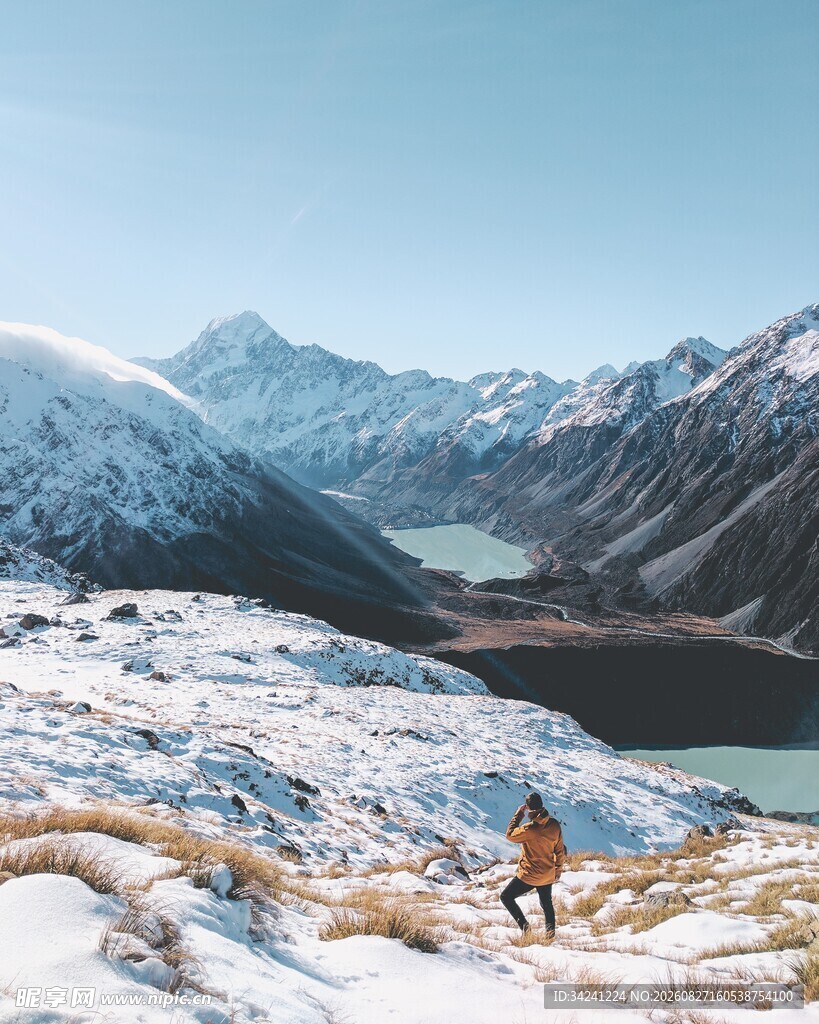 雪山徒步者的壮丽风景