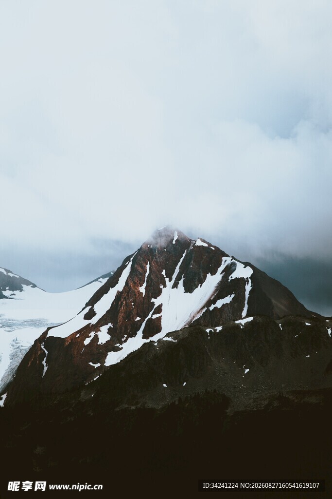 雪山之巅壮丽景致