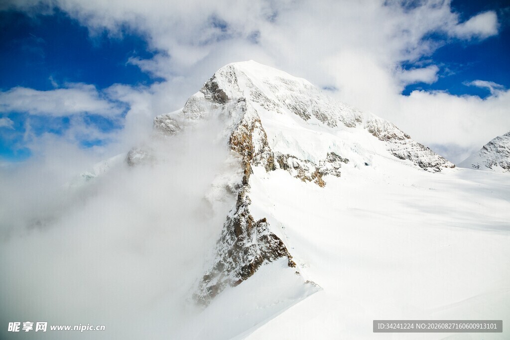 雪山之巅云雾缭绕美景