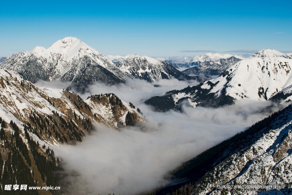 雪山云海壮丽景观