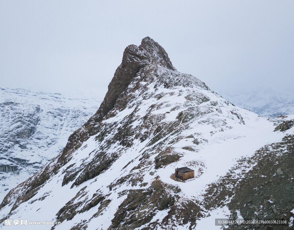 雪覆峻峭山峰