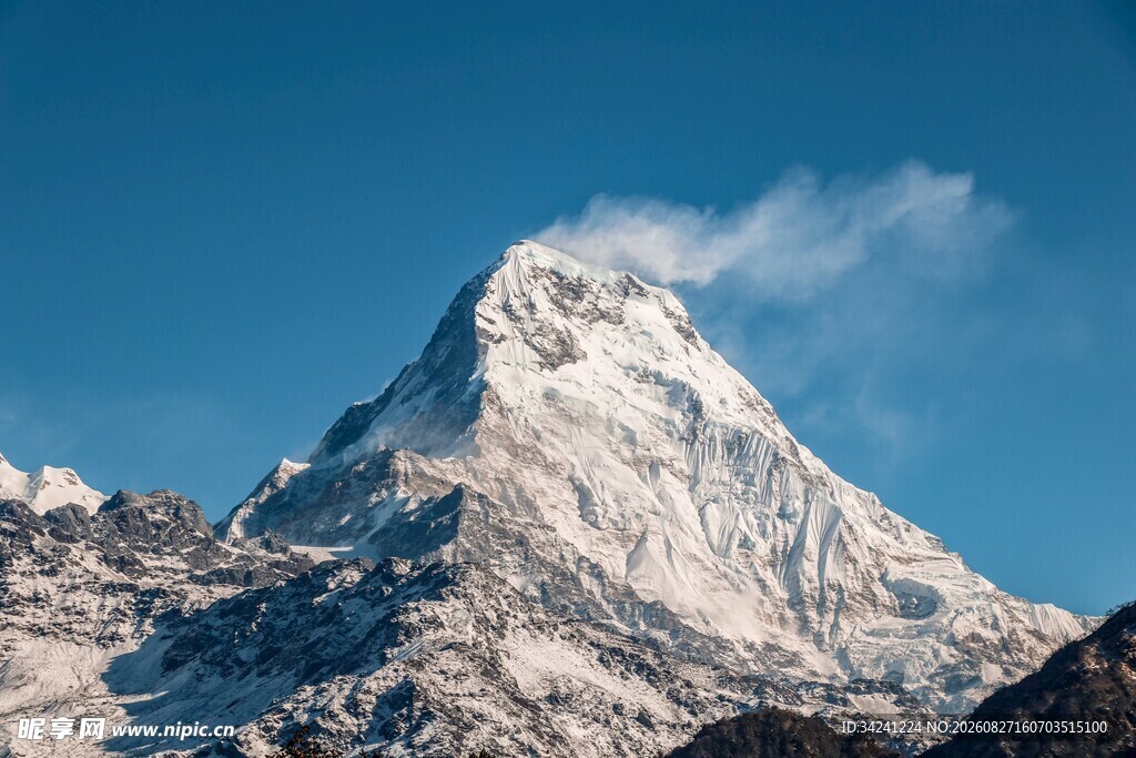 巍峨雪山壮丽自然景观