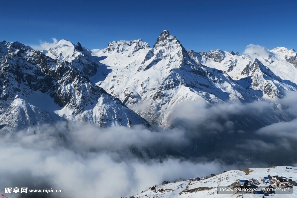 雪山云海壮丽景观