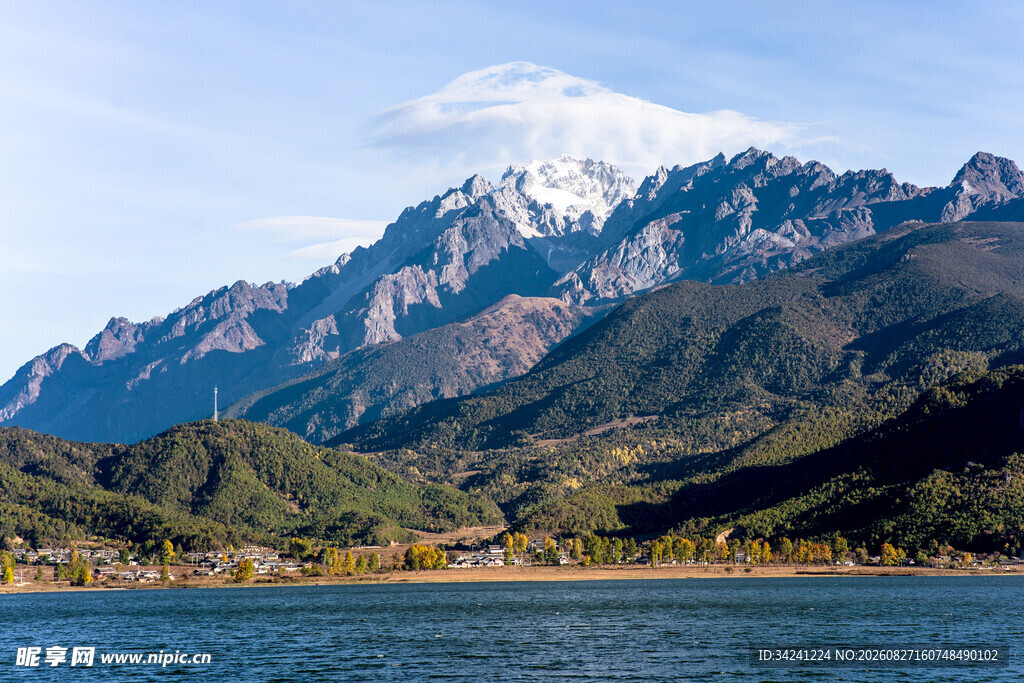 雪山下的湖光山色美景