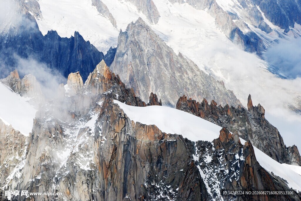巍峨雪山壮丽景致