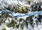 俯瞰雪山间蜿蜒河流