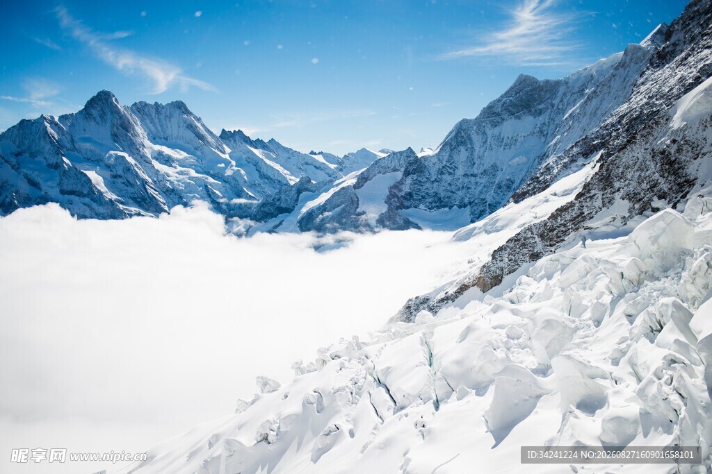 雪山云海壮丽景观
